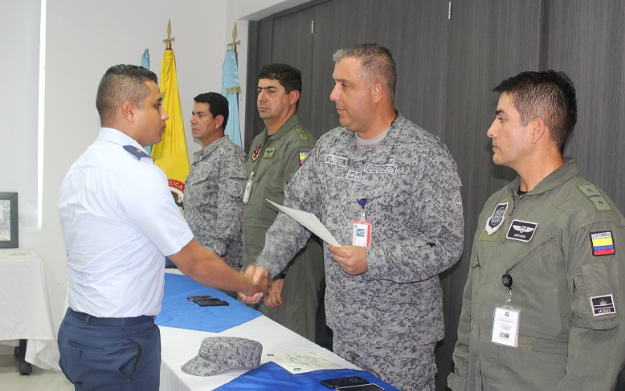 Oficiales de la Fuerza Aérea se gradúan como Operadores de Aeronaves Remotamente Tripuladas- ART
