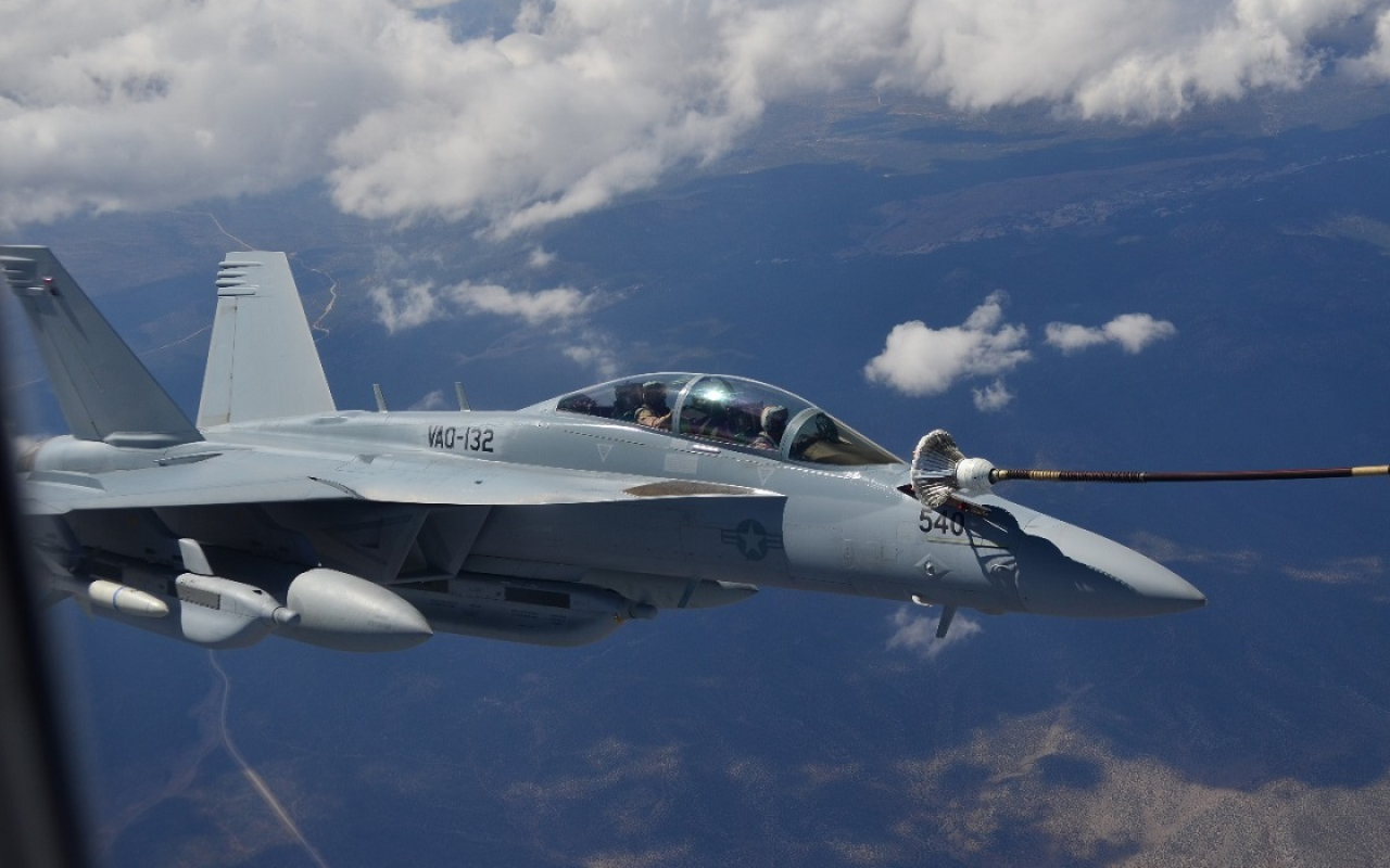 Avión KC767 de la Fuerza Aérea Colombiana efectúa misión de reabastecimiento de combustible con aeronaves “Super Hornet” de la Armada de Estados Unidos