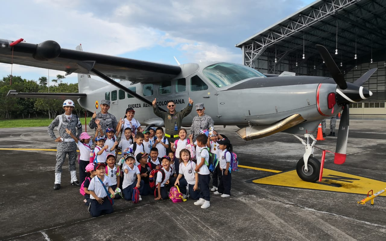 La Fuerza Aérea Colombiana abre sus puertas a los niños de Leticia