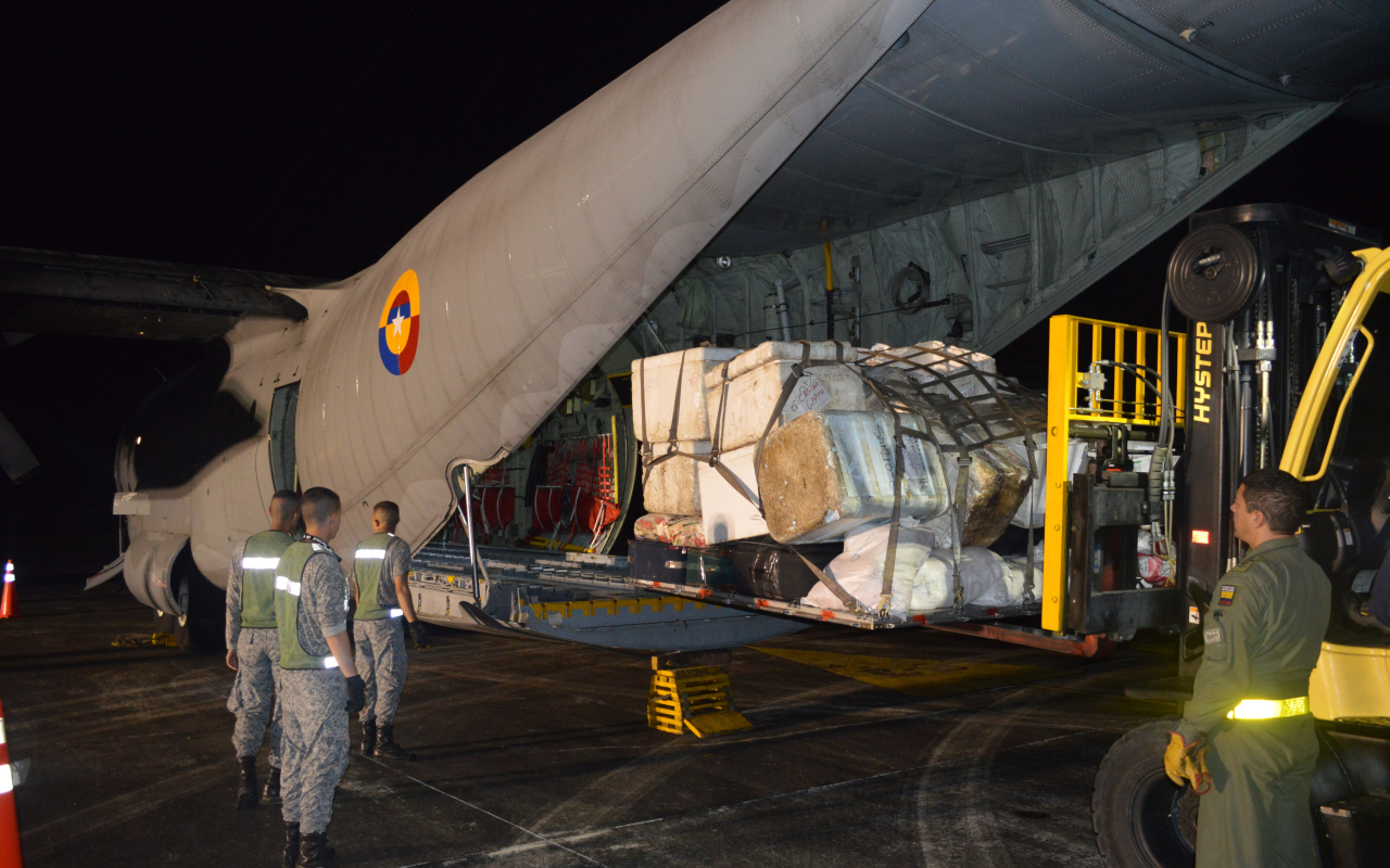 Fuerza Aérea Colombia y Alcaldía de Leticia se unen para brindar ayuda humanitaria a la población damnificada de Guainía