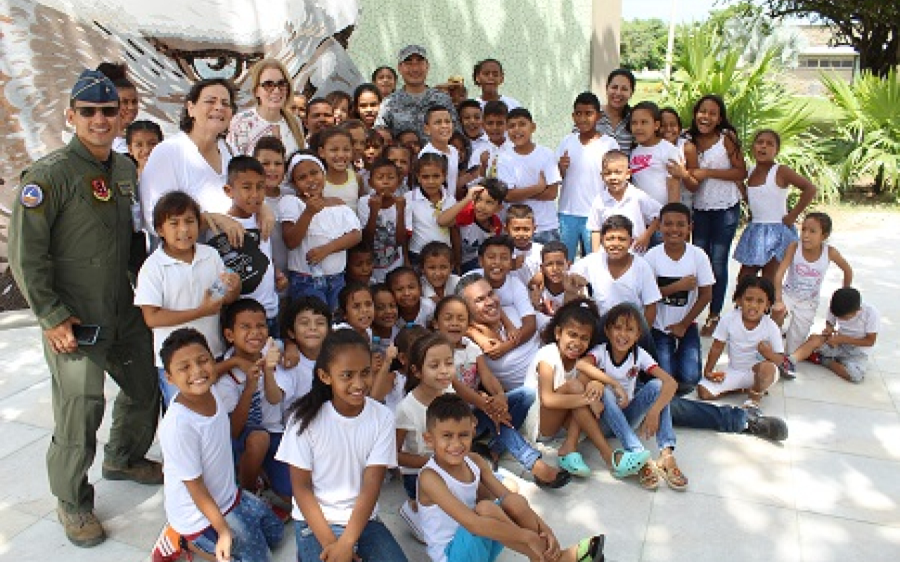 El Presidente cumplió el sueño de 62 niños de conocer el CACOM 3
