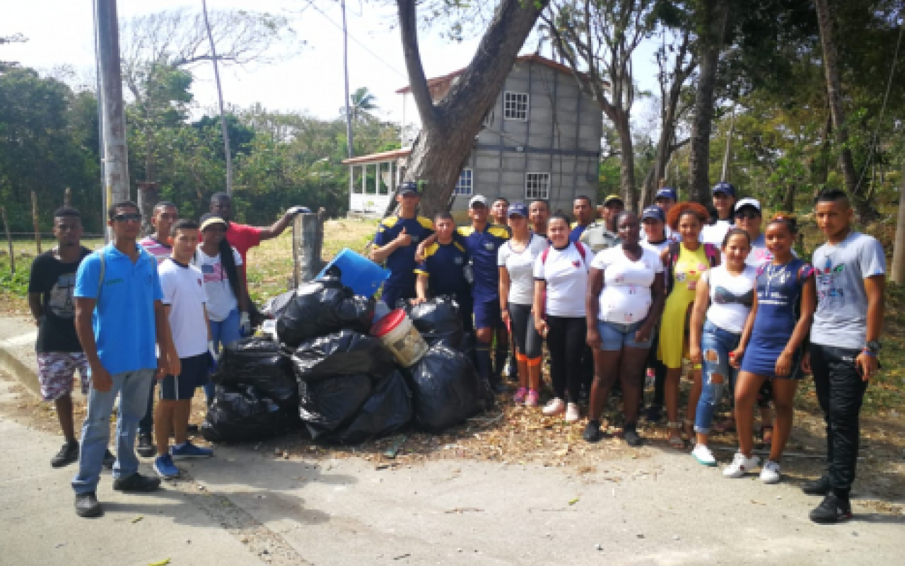 El Grupo Aéreo del Caribe trabaja por el medio ambiente de San Andrés Isla