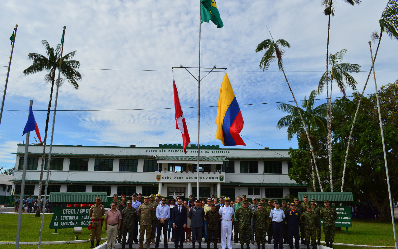 Fuerza Aérea Colombiana iza el pabellón Nacional en ceremonia militar tripartita
