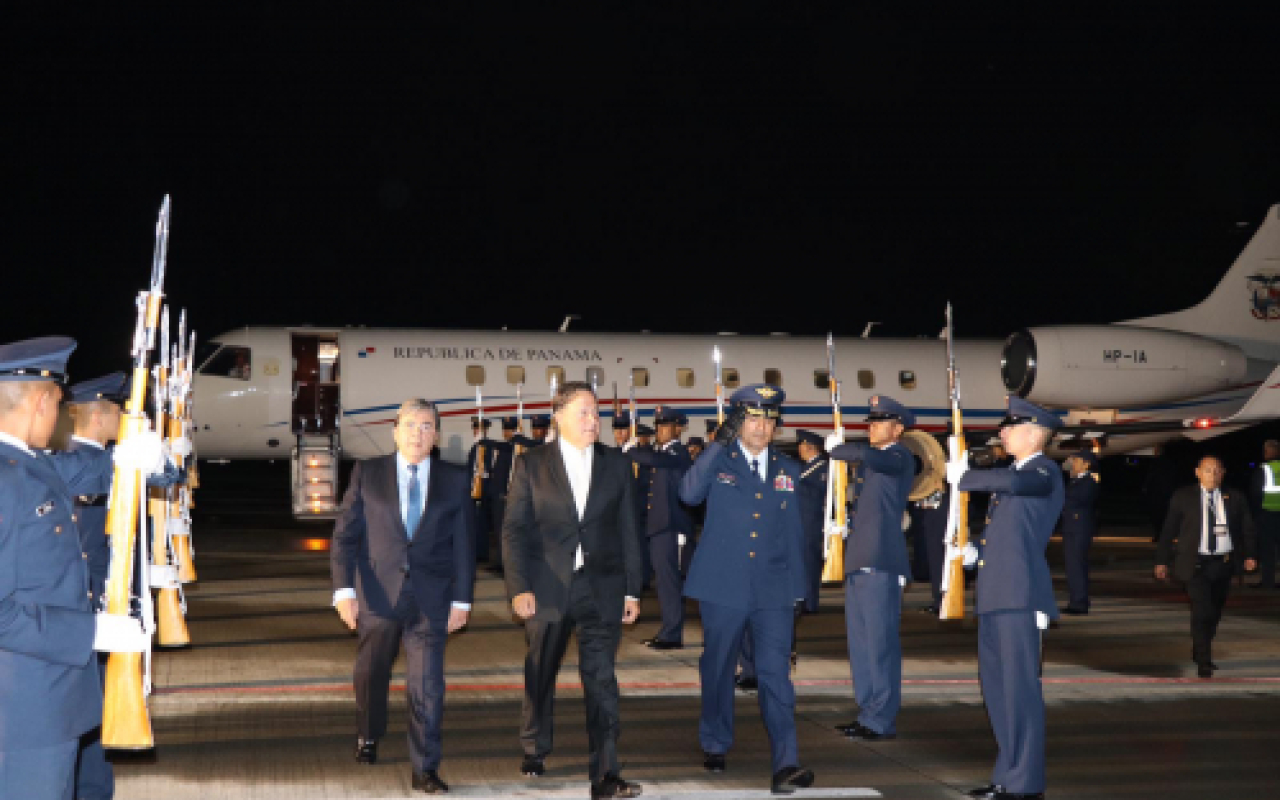 Presidente de Panamá es recibido con honores militares en CATAM
