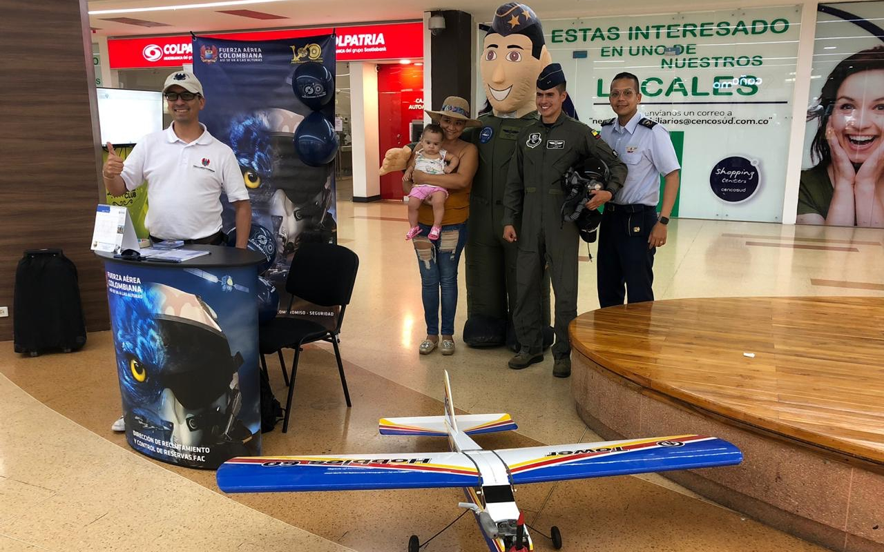 La Fuerza Aérea celebró sus 100 años, en el centro comercial Guatapurí 