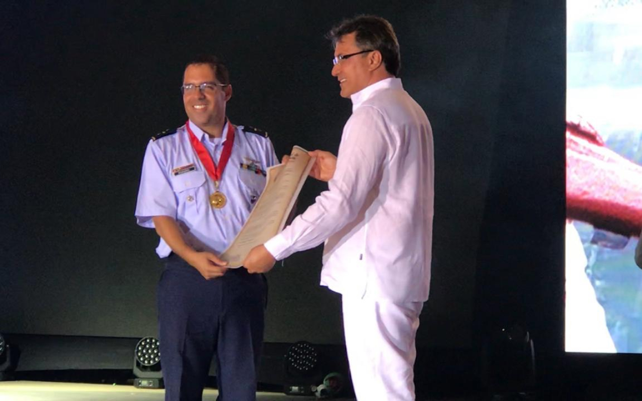 La Fuerza Aérea recibió la medalla Consuelo Araujonoguera en sus 100 años