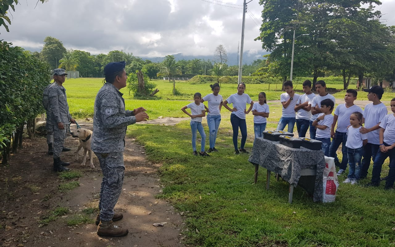 Comando Aéreo de Combate No.1 recibió la visita de niños de Victoria, Caldas