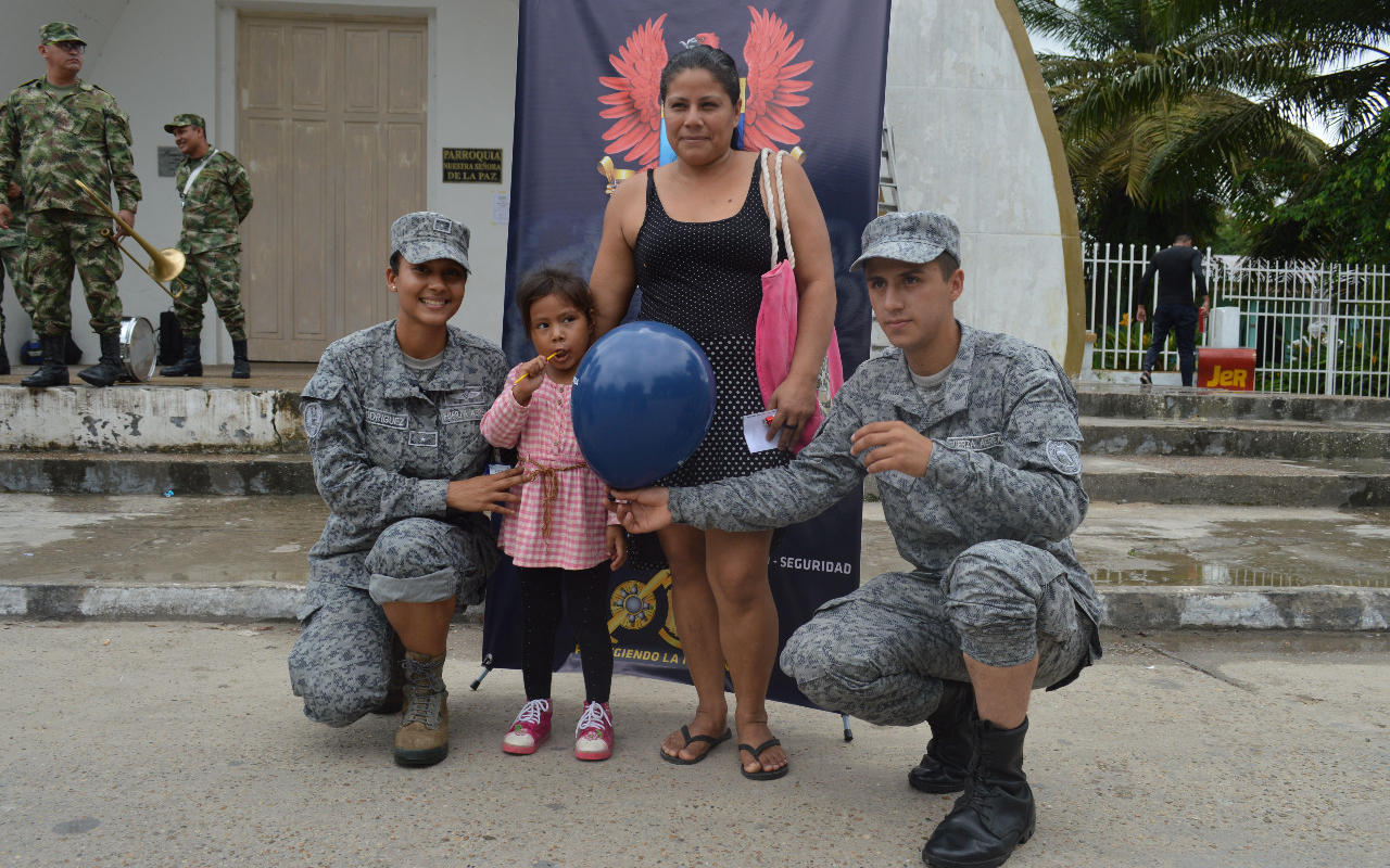 Fuerza Aérea Colombiana realiza campaña contra las minas antipersonales en el Amazonas