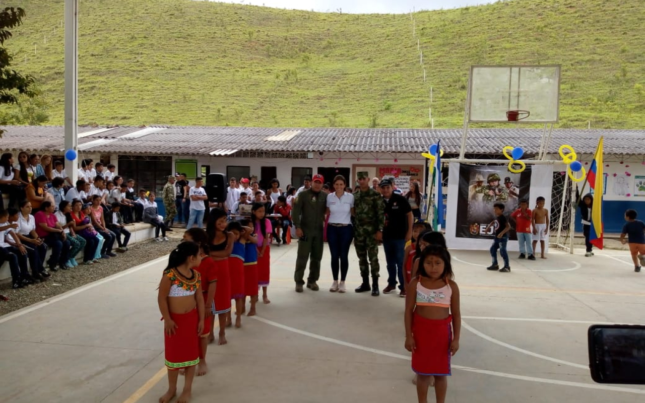 Más de 150 Niños y niñas del municipio de Vijes, recibieron con sonrisas al Comando Aéreo de Combate No.7