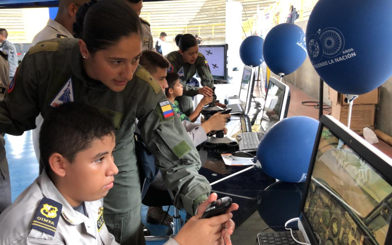 Fuerza Aérea Colombiana participa en Feria de exposición aeronáutica y aeromodelos en La Dorada, Caldas
