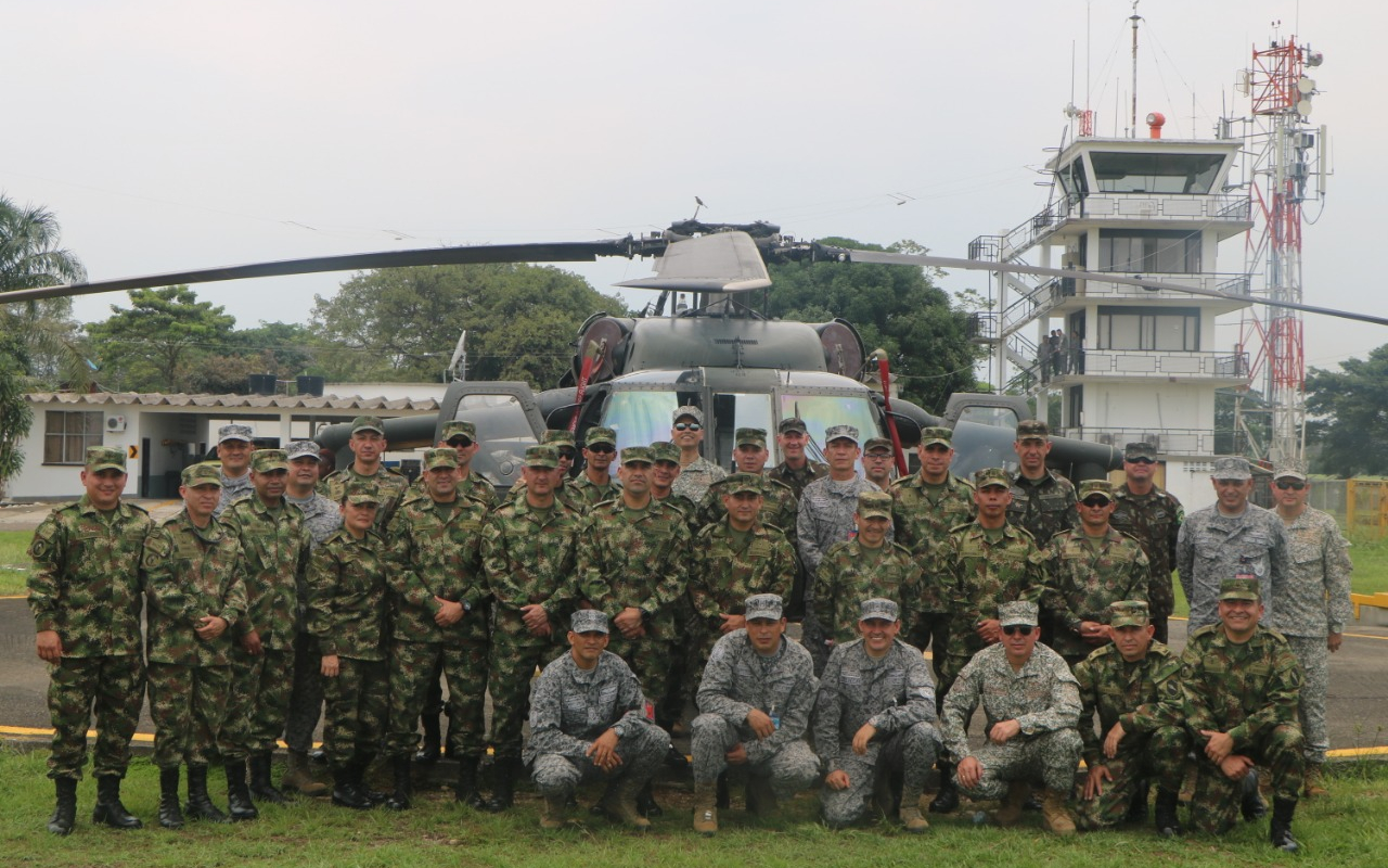 Sargentos de la Fuerzas Militares conocen las capacidades del CACOM-2