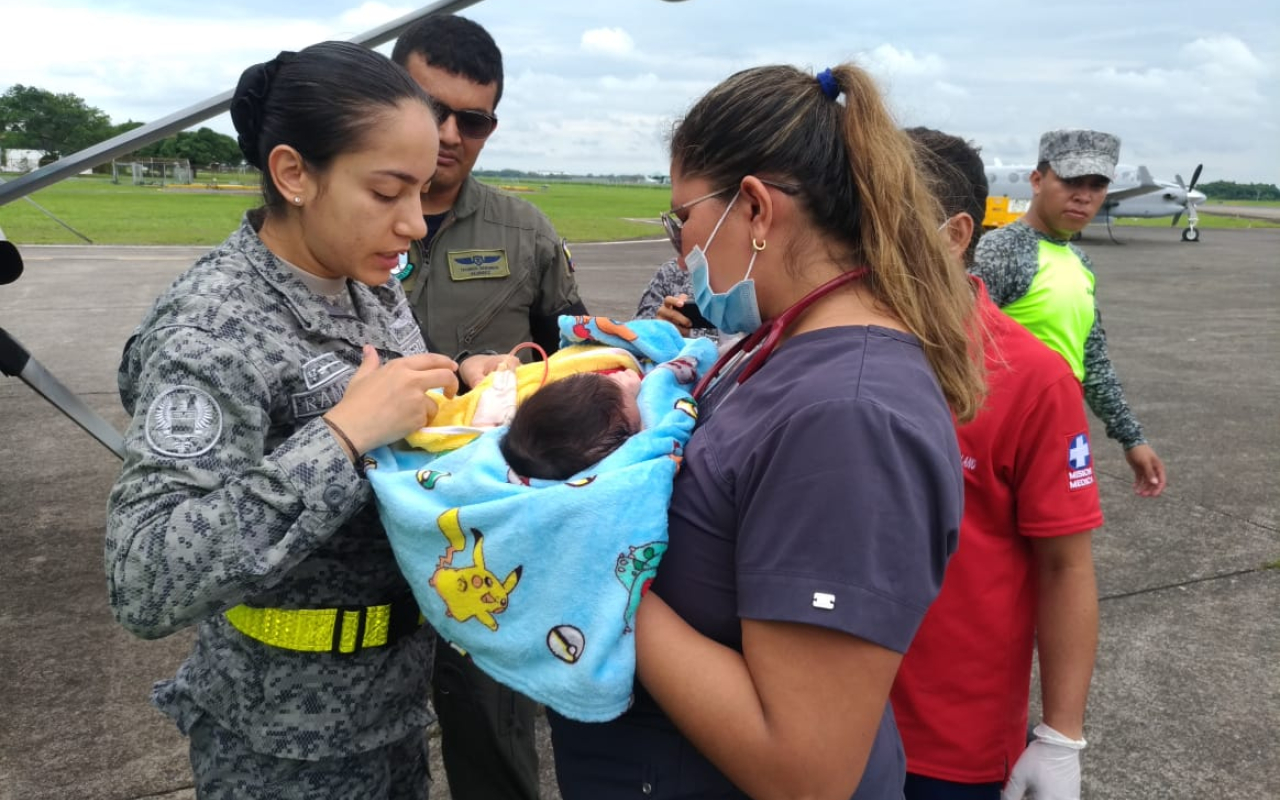La vida de un bebe indígena fue salvada por la Fuerza Aérea Colombiana