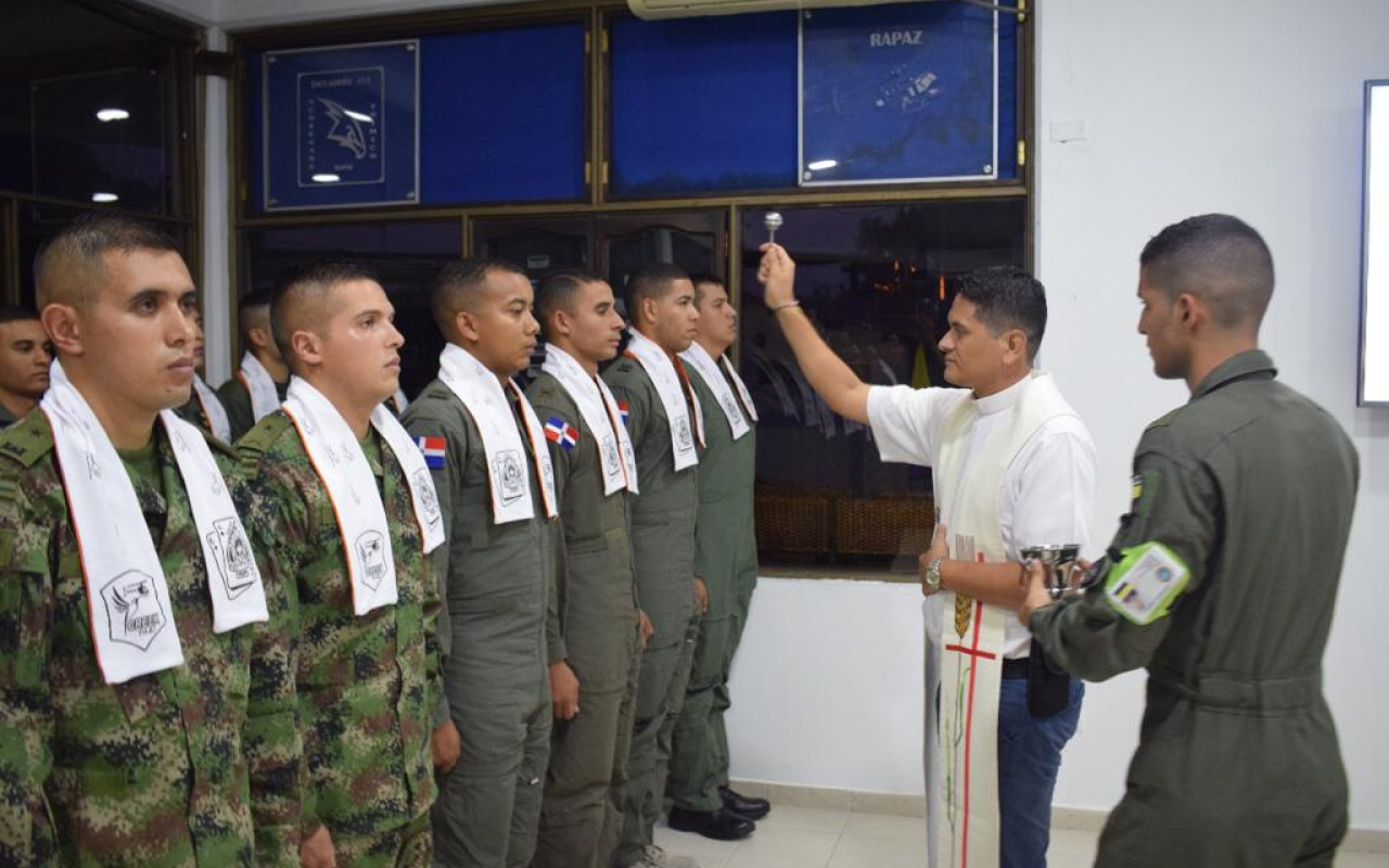  Más oficiales de Latinoamérica llegan a Colombia para formarse como pilotos de helicóptero 