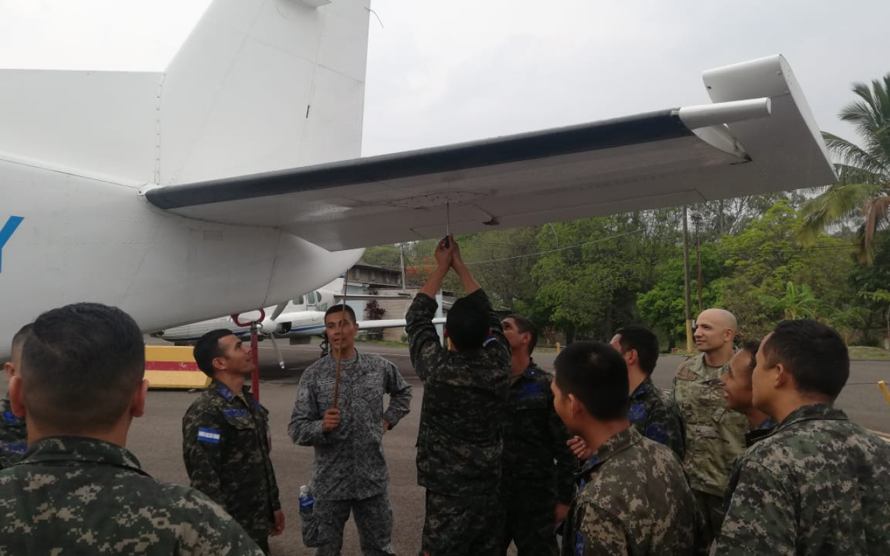 Técnicos del Grupo Aéreo del Casanare transmiten su conocimiento a la Fuerza Aérea Hondureña