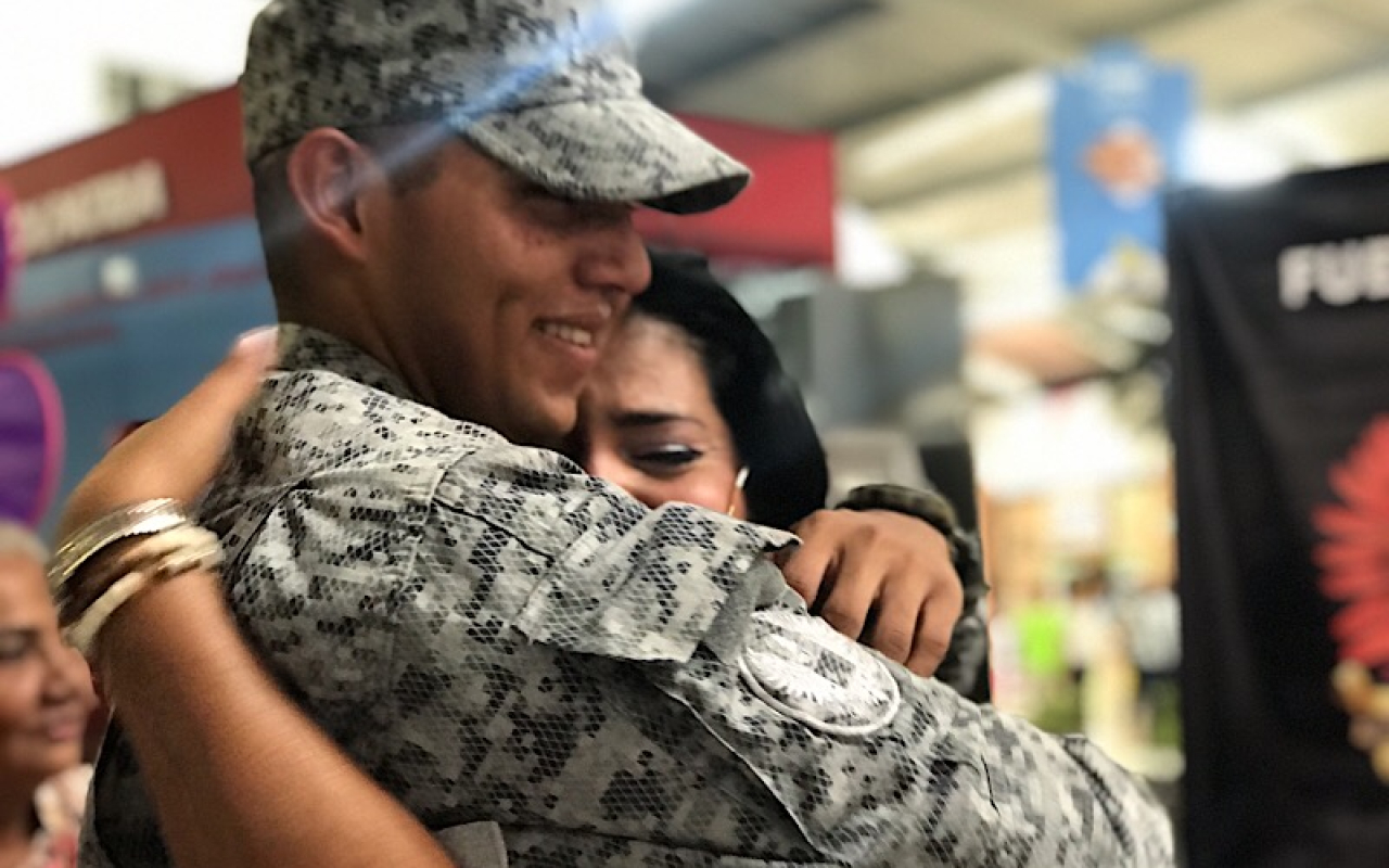 Con una gran sorpresa, celebró el día de la madre un soldado de la Fuerza Aérea 