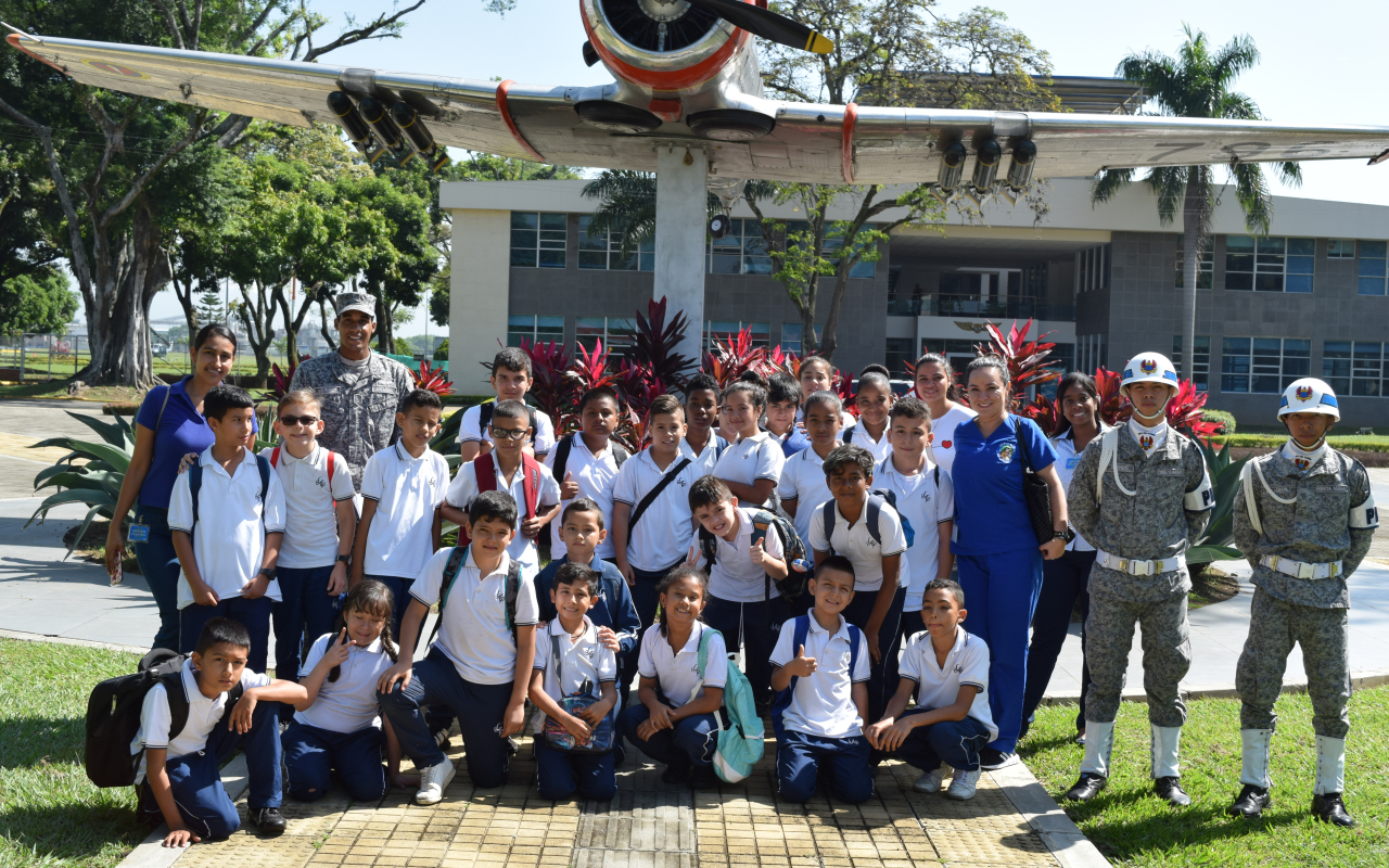 Instituciones educativas de la ciudad de Cali, visitan Base Aérea Marco Fidel Suárez