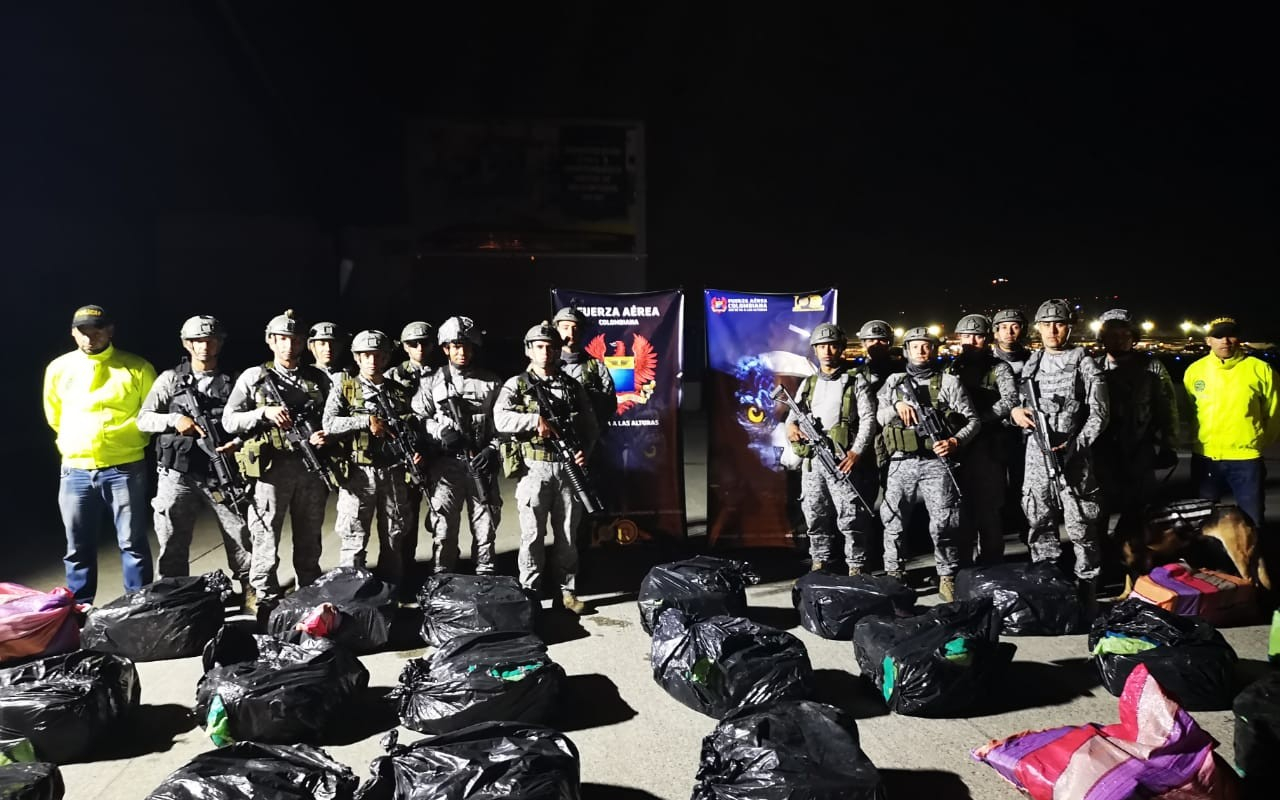 Comandos Especiales de la Fuerza Aérea incautan 700 kilos de clorhidrato de cocaína en el Pacífico colombiano