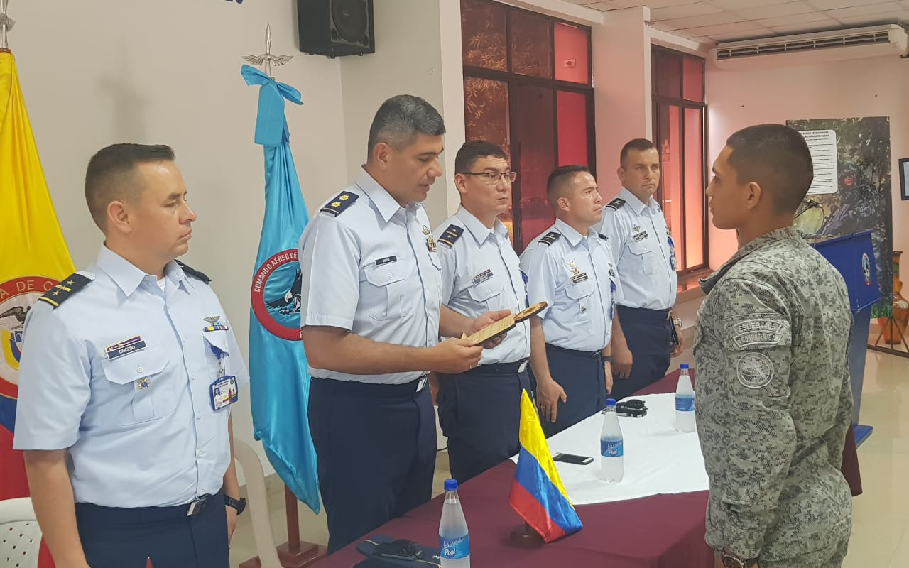 Jóvenes soldados de la Base Aérea de Palanquero se gradúan como Técnicos en Protección a Personajes