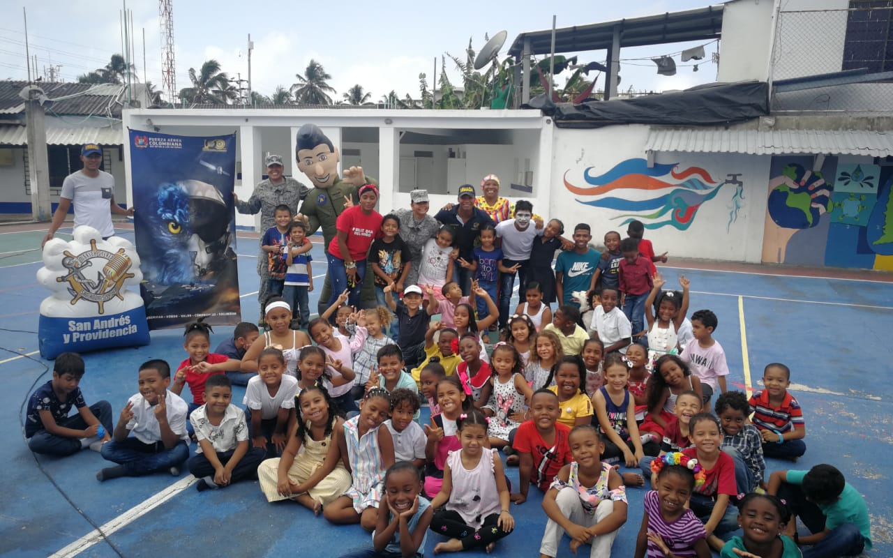 La alegría de los niños es el mejor recibimiento que obtiene la Fuerza Aérea Colombiana al llegar a las diferentes actividades sociales que desarrolla en San Andrés Isla; en esta ocasión las sonrisas de los pequeños estudiantes del Colegio Luis Amigó, dieron inicio al acompañamiento que brindo la Institución Militar en la celebración del Día del Niño. 