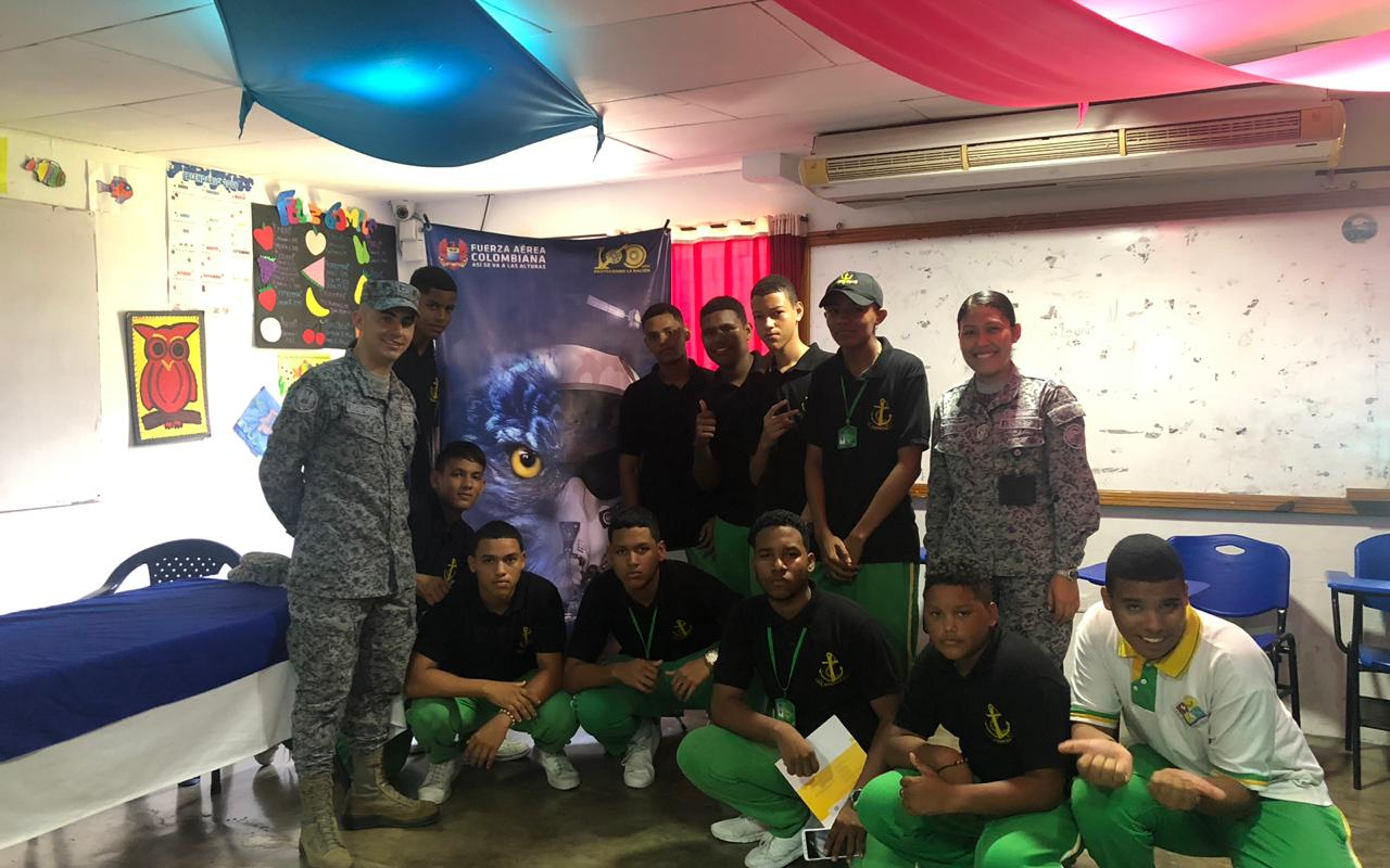 En la feria universitaria del Colegio Luis Amigó estuvo presente la Fuerza Aérea Colombiana