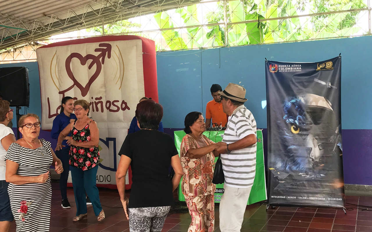 Habitantes del barrio Buenos Aires en Girardot, recibieron con cariño a la Fuerza Aérea Colombiana. 
