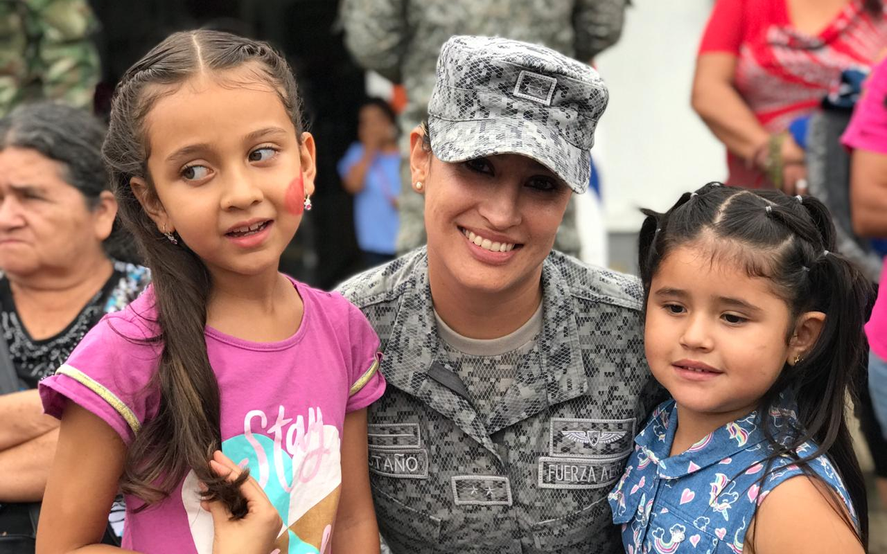 Icononzo de la mano con la Fuerza Aérea Colombiana.