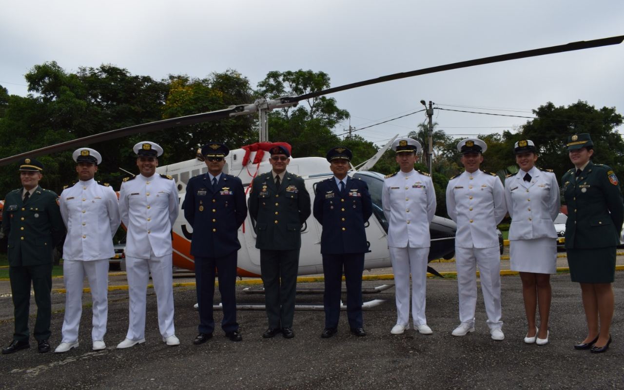 Oficiales pertenecientes al Ejército y Armada Nacional recibieron sus alas de piloto militar