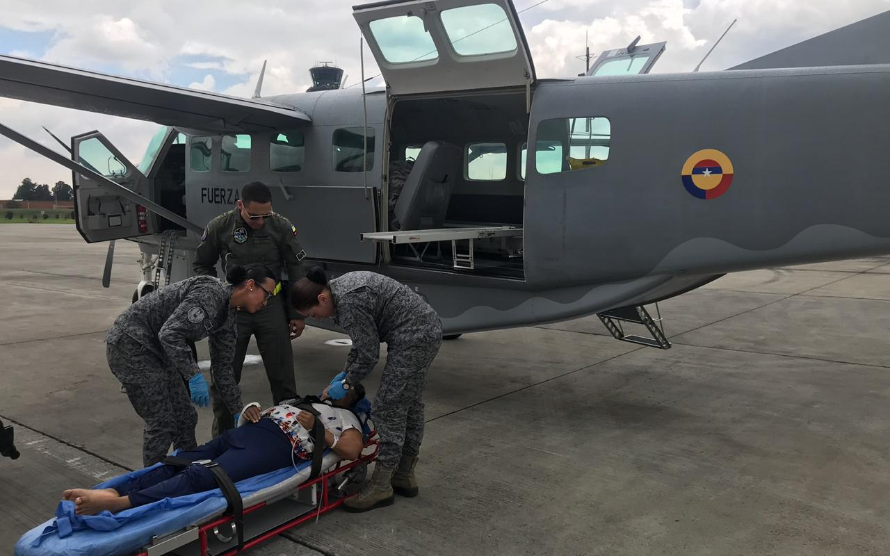 Fuerza Aérea traslada mujer de la tercera edad en grave estado de salud