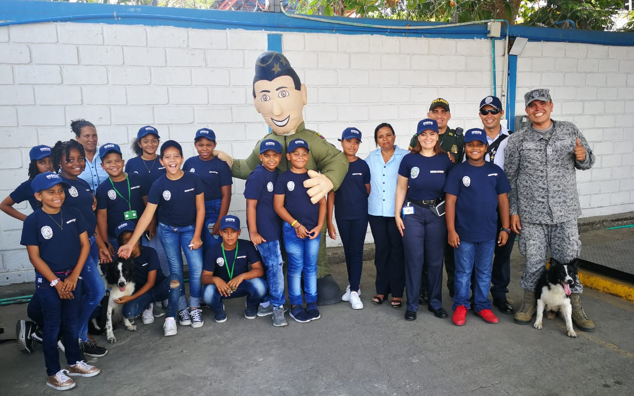 Niños Isleños y Migración Colombia experimentan una divertida visita al Grupo Aéreo del Caribe