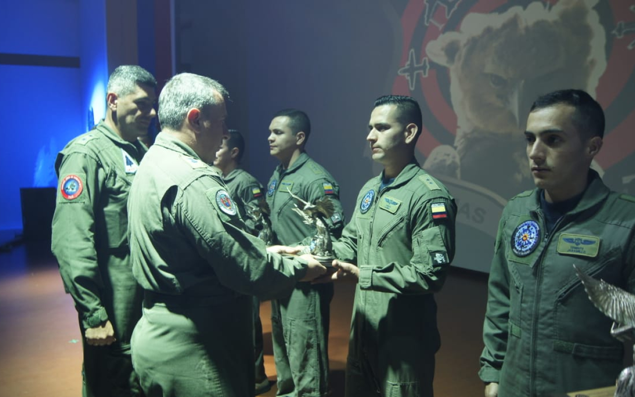 Oficiales graduados en armas y tácticas en el Comando Aéreo de Combate No. 1.