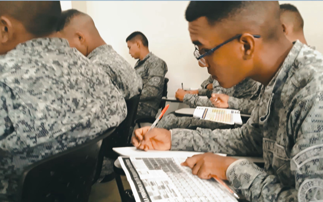 Soldados de CACOM-3 culminan sus estudios de bachillerato