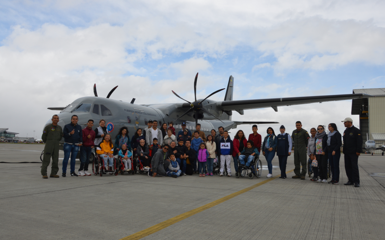La Fuerza Aérea Colombiana, a través del Comando Aéreo de Transporte Militar, CATAM, brindo una mañana de esparcimiento y diversión a 25 niños en condiciones de discapacidad del Dispensario Médico FAC, a través del programa "Así se va a las Alturas”, que busca dar a conocer la misión que la Fuerza Aérea ejerce en beneficio de los colombianos.