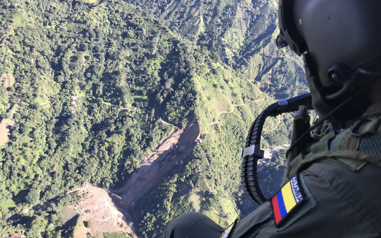 Helicóptero de la Fuerza Aérea sobrevoló sobre el sector del deslizamiento que generó emergencia en Chaparral 
