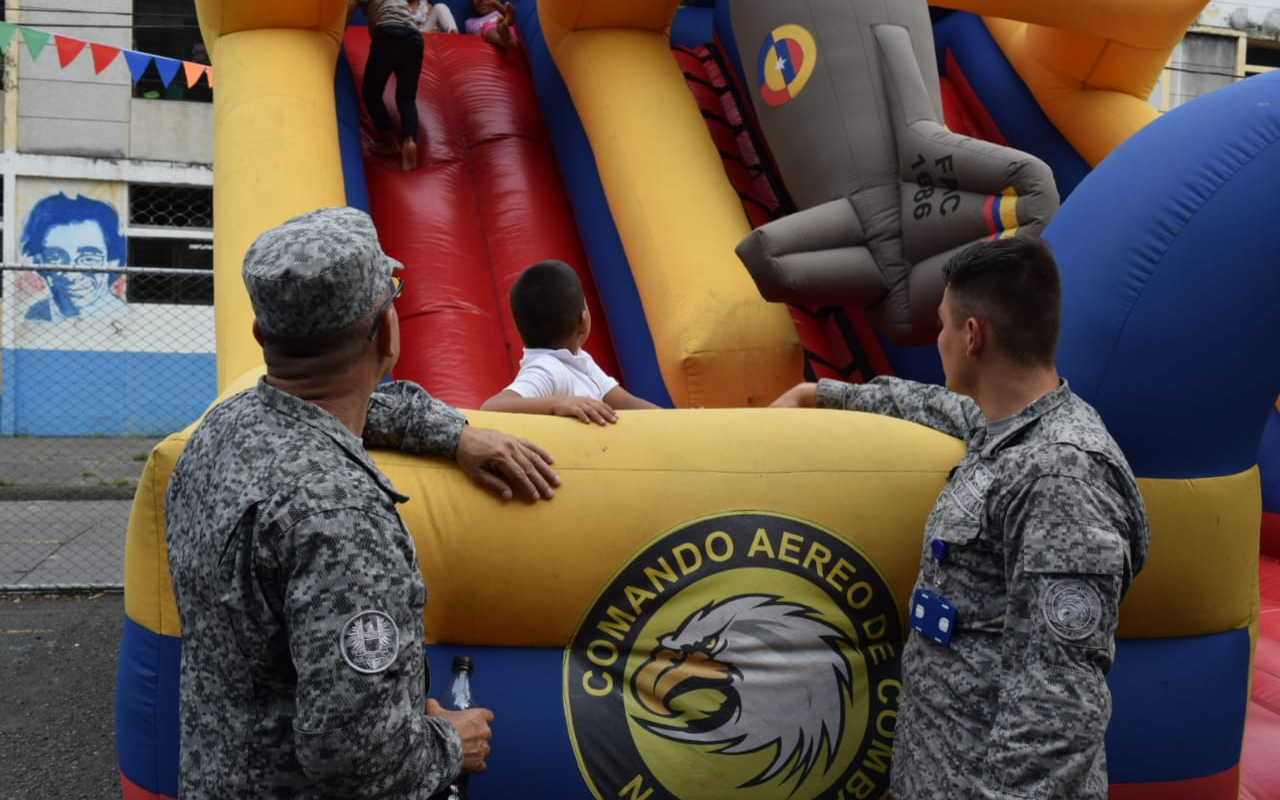 Fuerza Aérea colombiana participó de la celebración de los 100 años del barrio Obrero en Cali