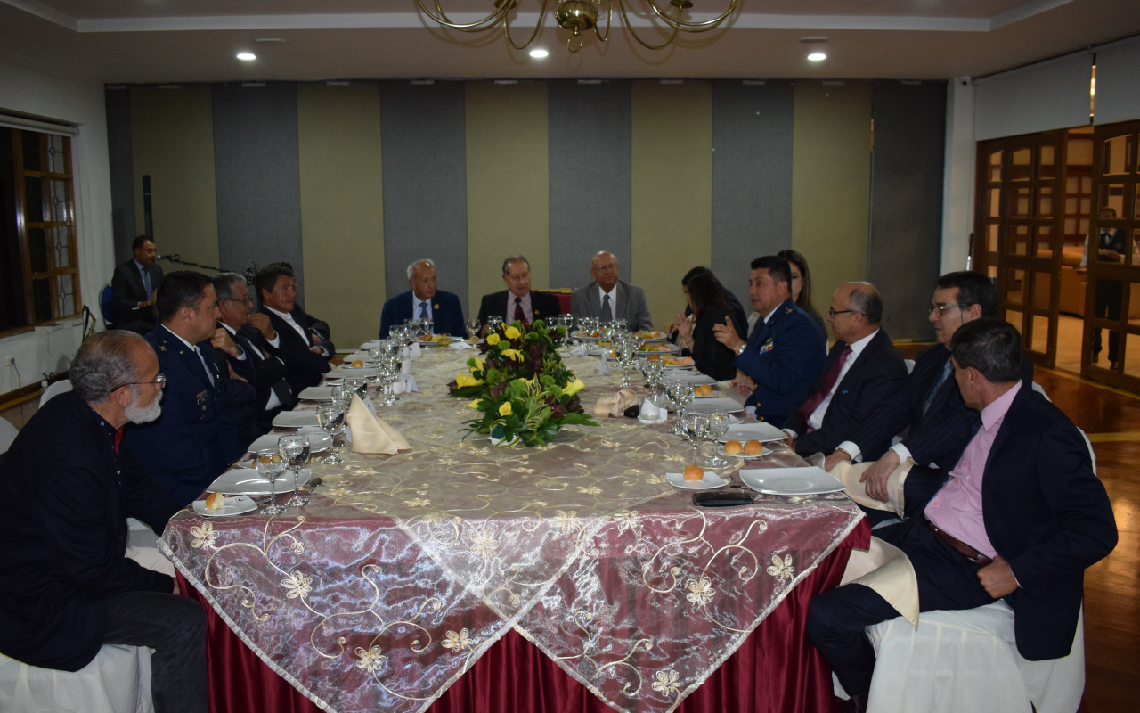 Cena de ex comandantes durante aniversario del CAMAN