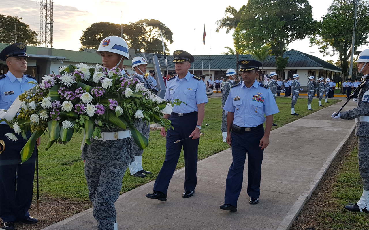 Comandante de la Fuerza Aérea Colombiana inaugura el "Camino de los Héroes" del CACOM 6