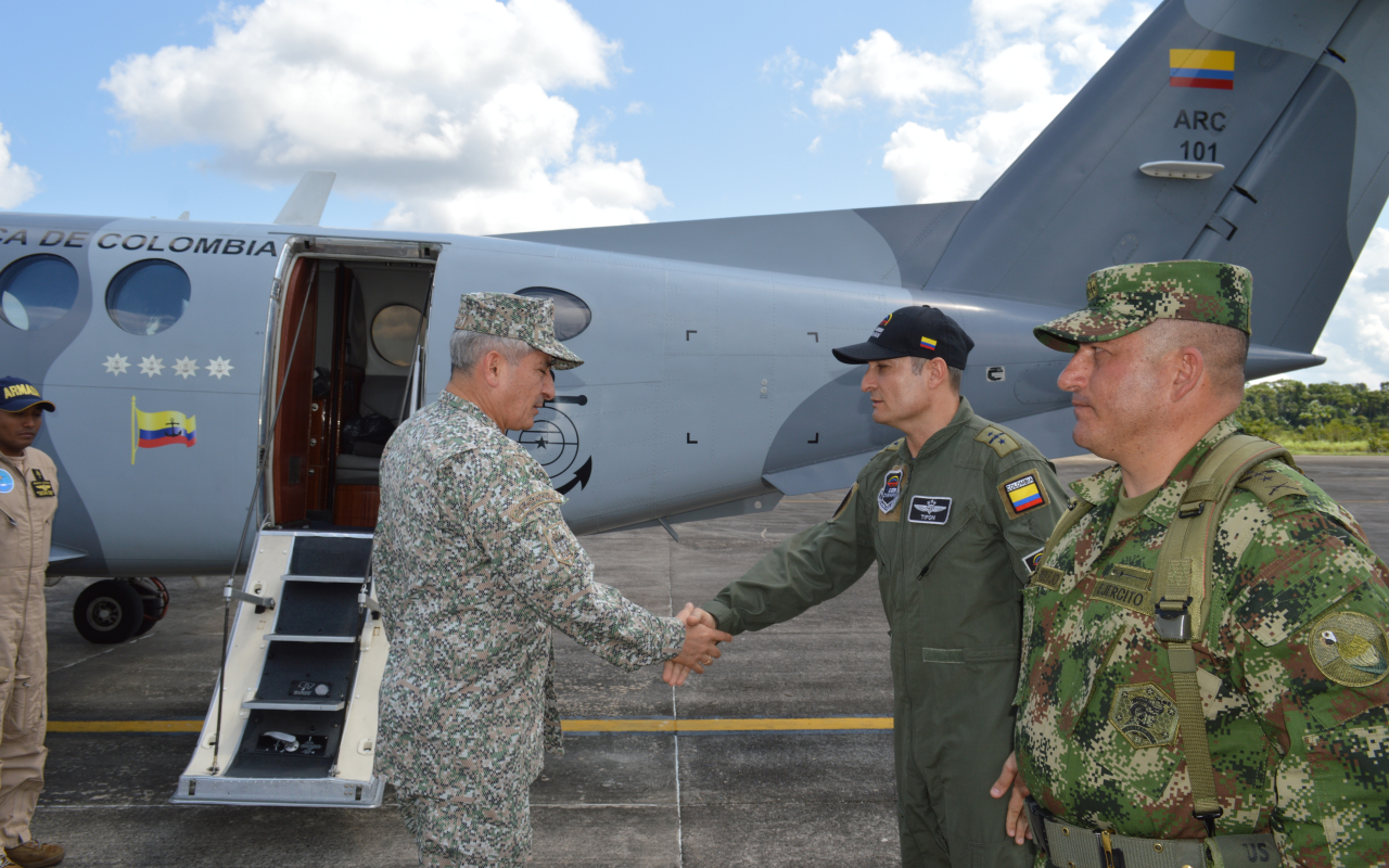 Comandante de la Armada Nacional visita el Grupo Aéreo del Amazonas