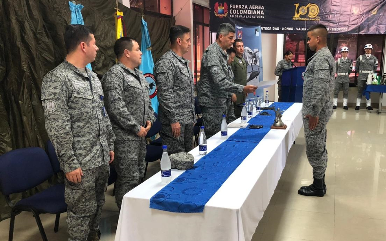 El Comando Aéreo de Combate No. 1 realiza reconocimiento especial a soldados que terminaron su servicio militar 