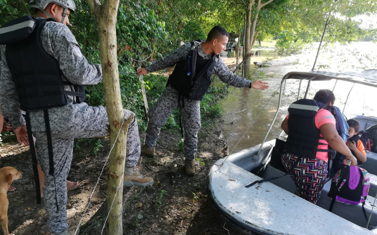 Fuerza Aérea Colombiana evacua a familia afectada por el río Magdalena