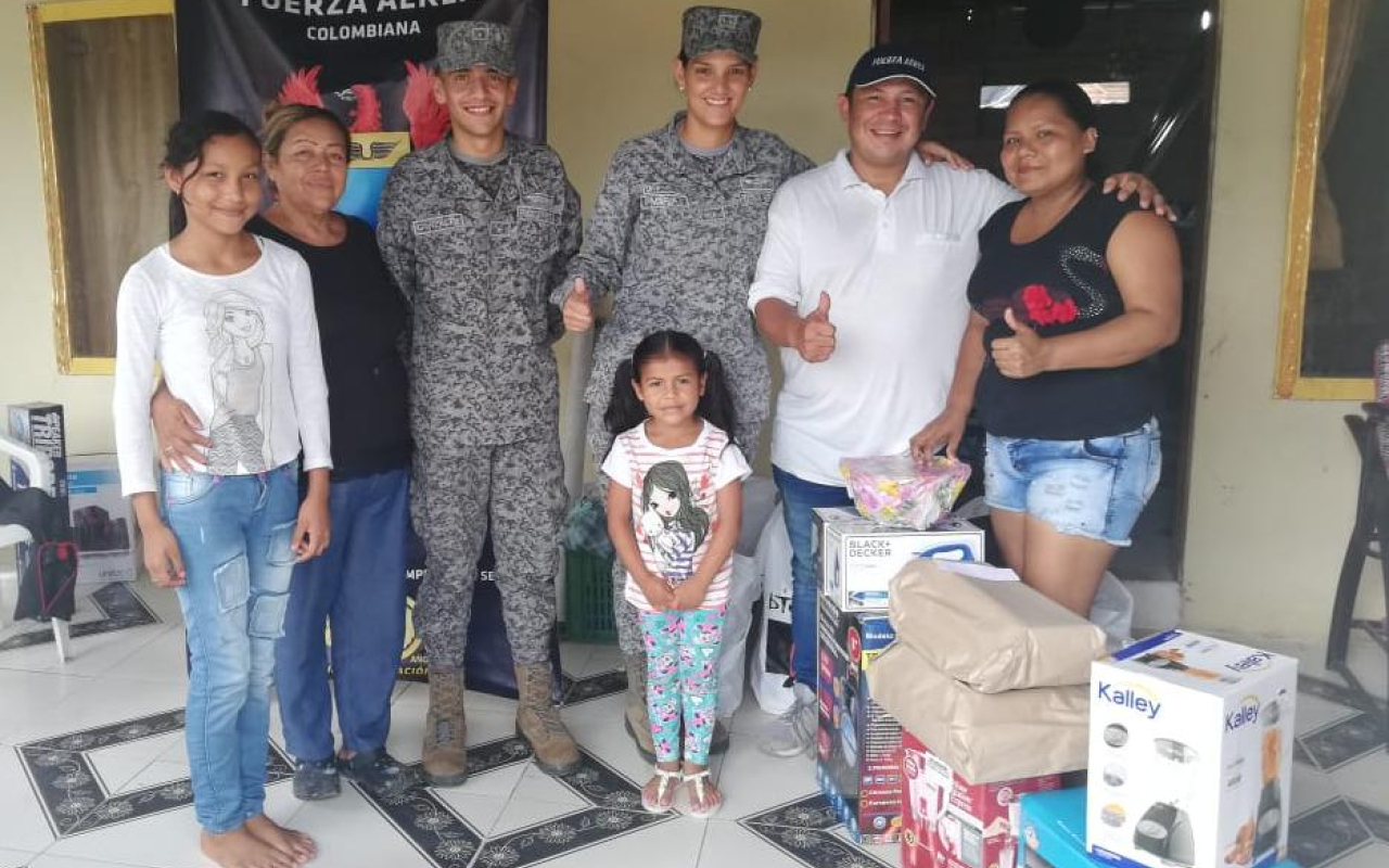 Fuerza Aérea Colombiana regala sonrisas a madres del Amazonas