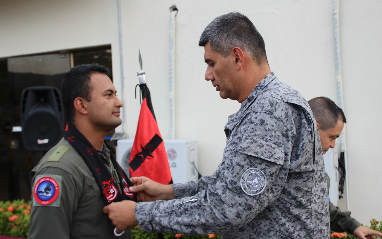 Oficiales de la Fuerza Aérea Colombiana realizan su primer “vuelo solo” en el Comando Aéreo de Combate No. 1