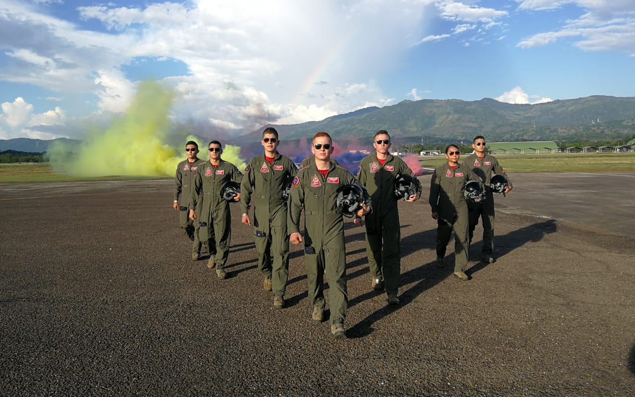 Oficiales de la Fuerza Aérea Colombiana se gradúan como pilotos militares 