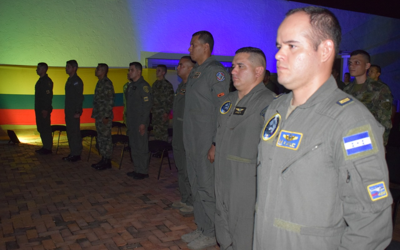 Pilotos de cuatro países llegan a la Escuela Helicópteros para las Fuerzas Armadas a capacitarse