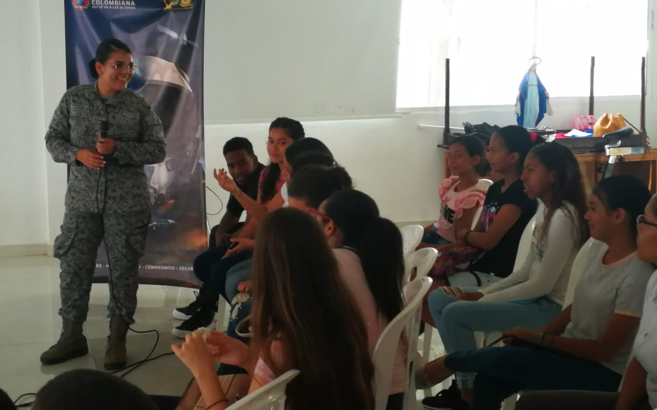 Prevenir el consumo y el microtráfico de drogas en jóvenes y niños isleños es el mensaje que promueve la Fuerza Aérea Colombiana 