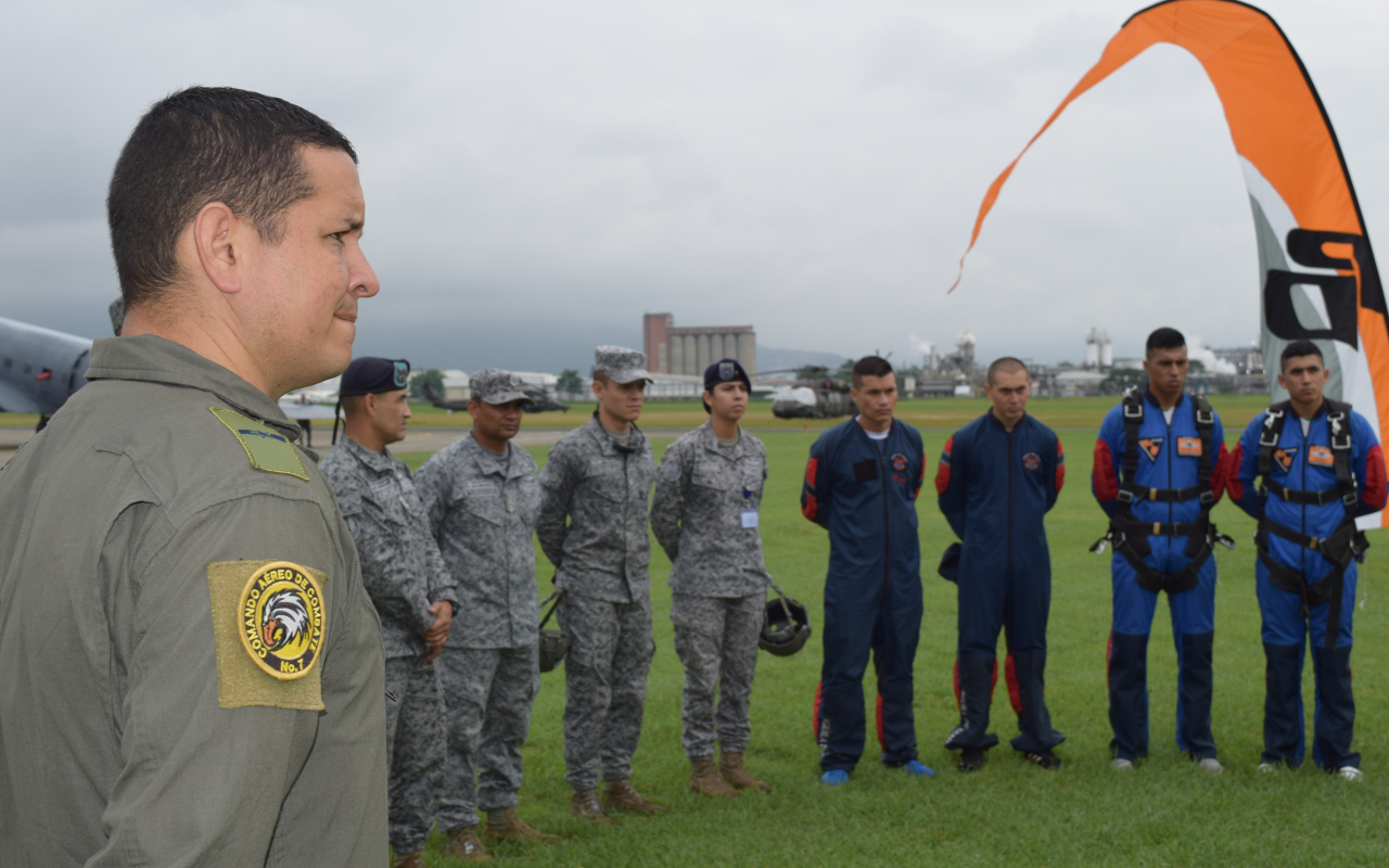 La capacidad de paracaidismo militar se fortalece en Cali