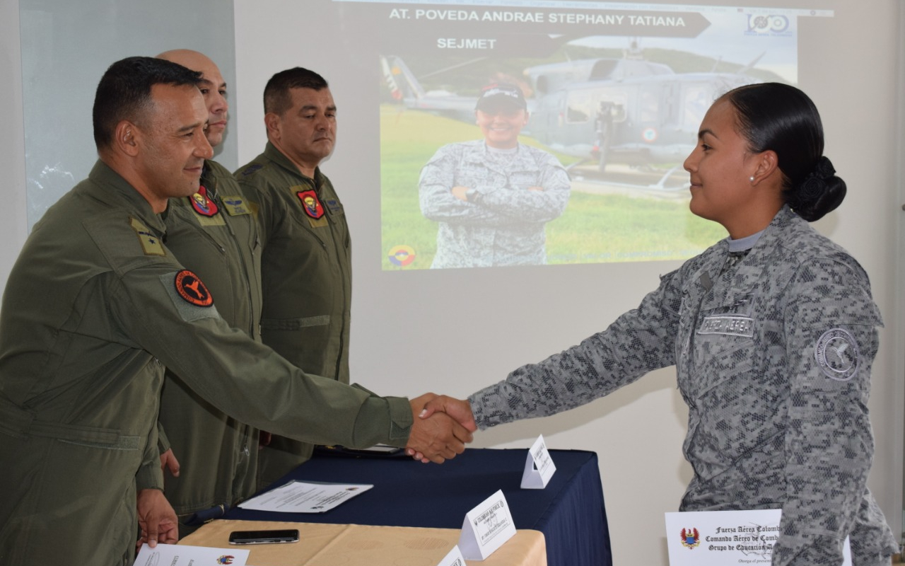Suboficiales de la FAC son Técnicos en Mantenimiento y Tripulantes de helicóptero.