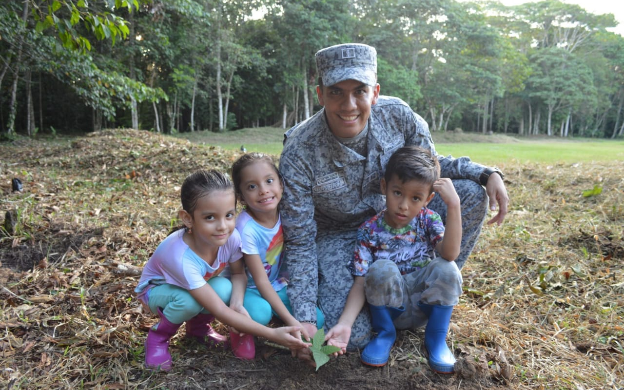 Con reforestación FAC celebra el Día Mundial del medio ambiente en el Amazonas