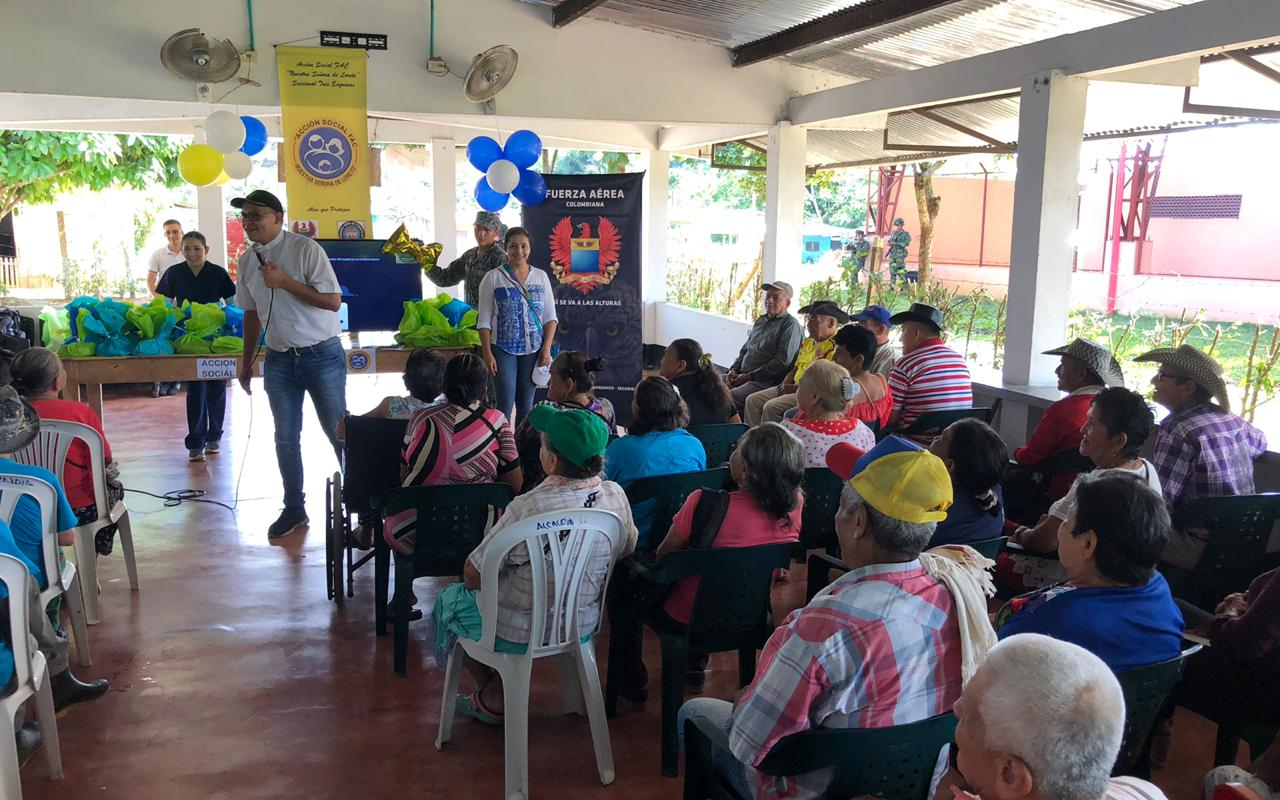 Centro de Vida, hogar geriátrico de Solano, canta y disfruta en  compañía de la Fuerza Aérea Colombiana.