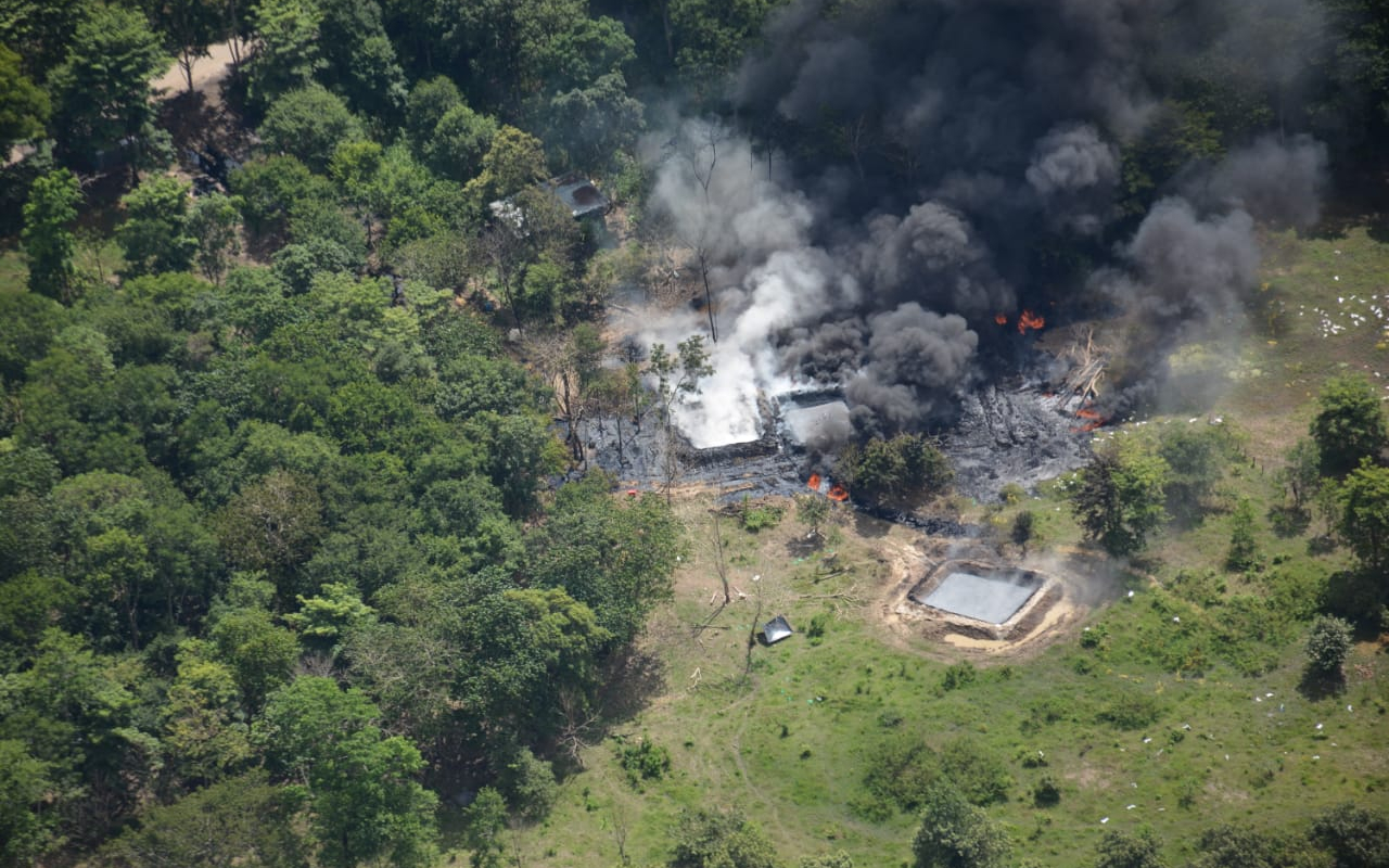 Fuerza Aérea apoya labores de control de emergencia ambiental en Arauca