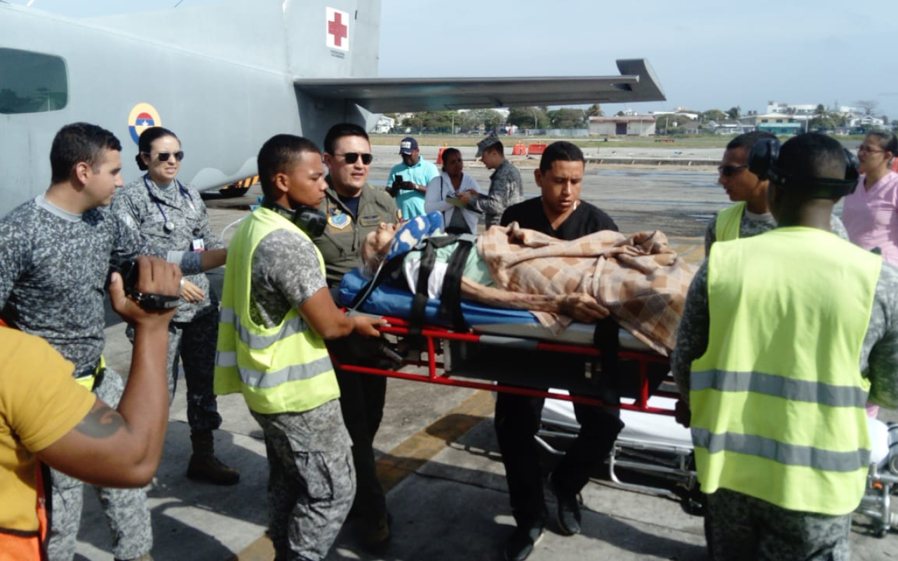 Adulto mayor con enfermedad renal crónica es trasladado por el Grupo Aéreo del Caribe
